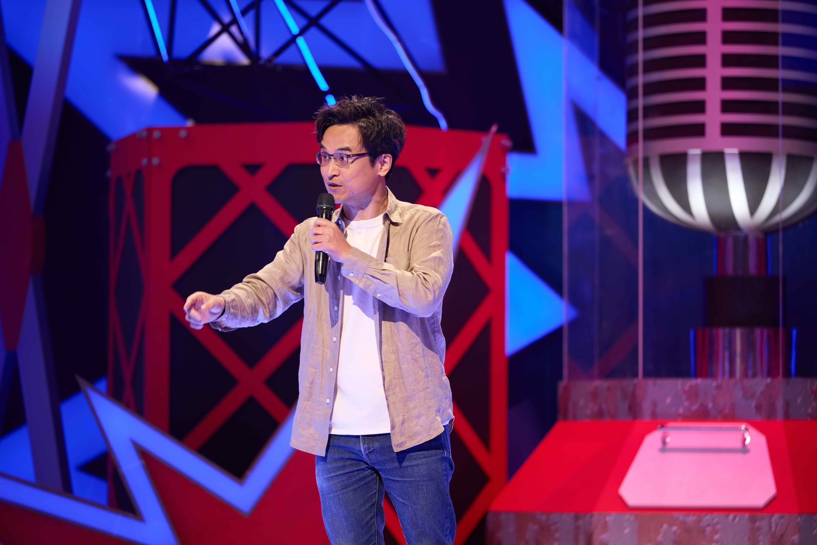 上季參賽者吳國禎本季晉升為評審 以流利台語「練喙花」華麗登場。公視台語台提供