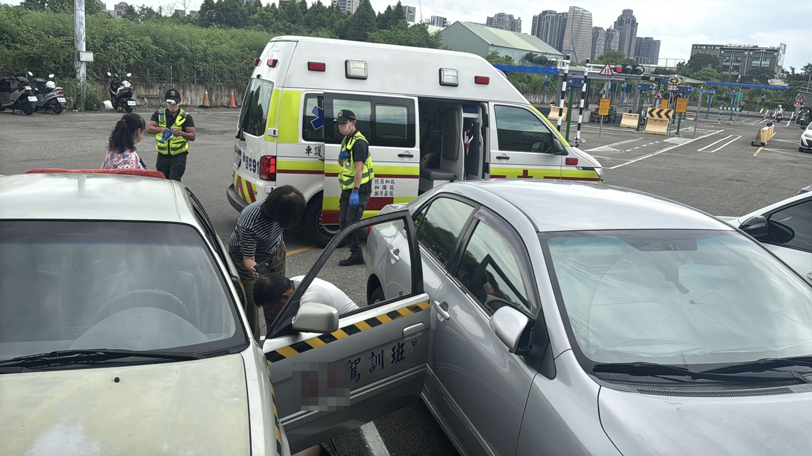 獨家/台中駕訓班驚魂!22歲女練開車突「雙眼上吊」斷氣 教練跪地CPR奪命11分救活