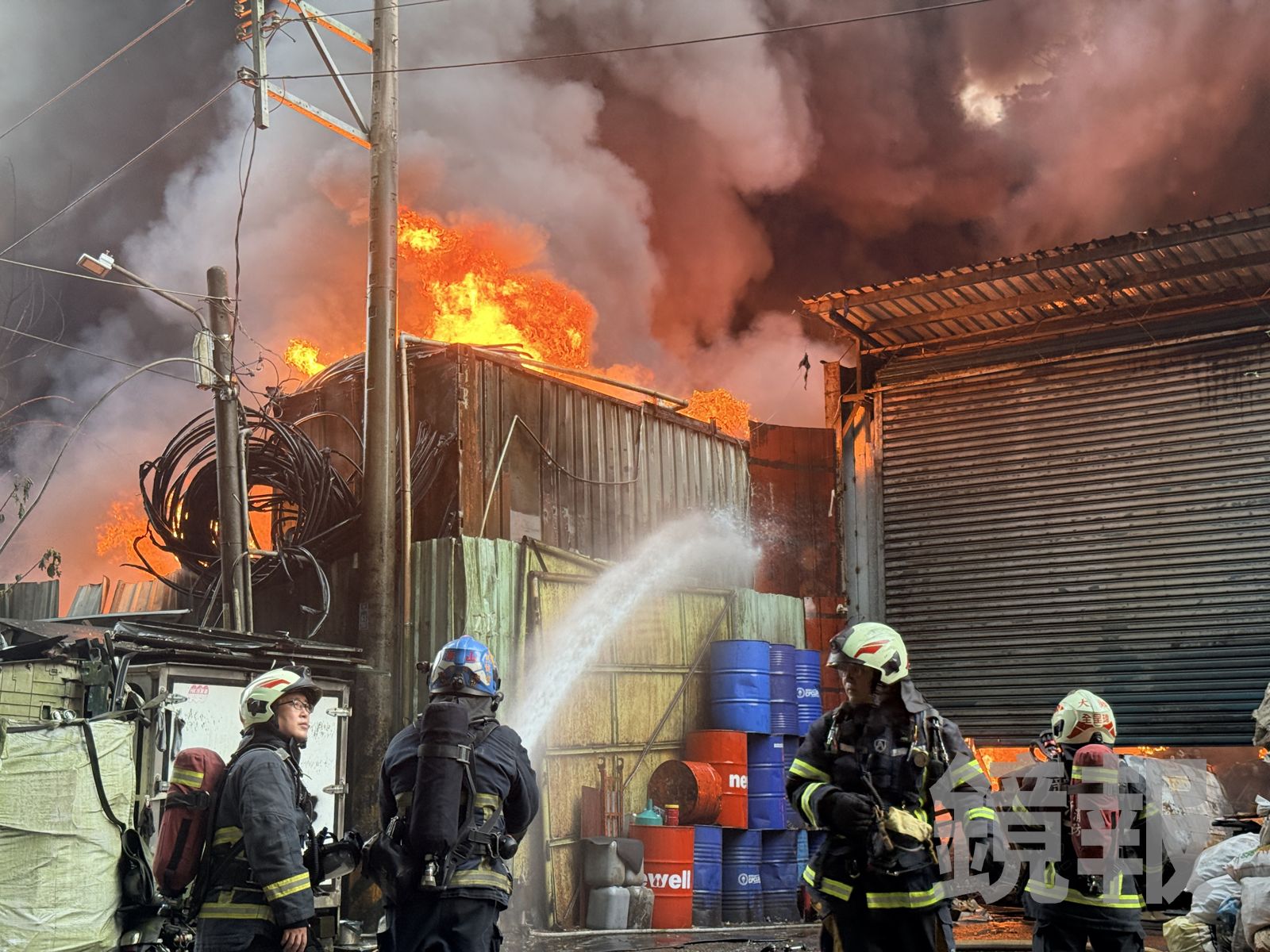 廠房被火海吞噬，消防隊在場灌救。呂健豪攝