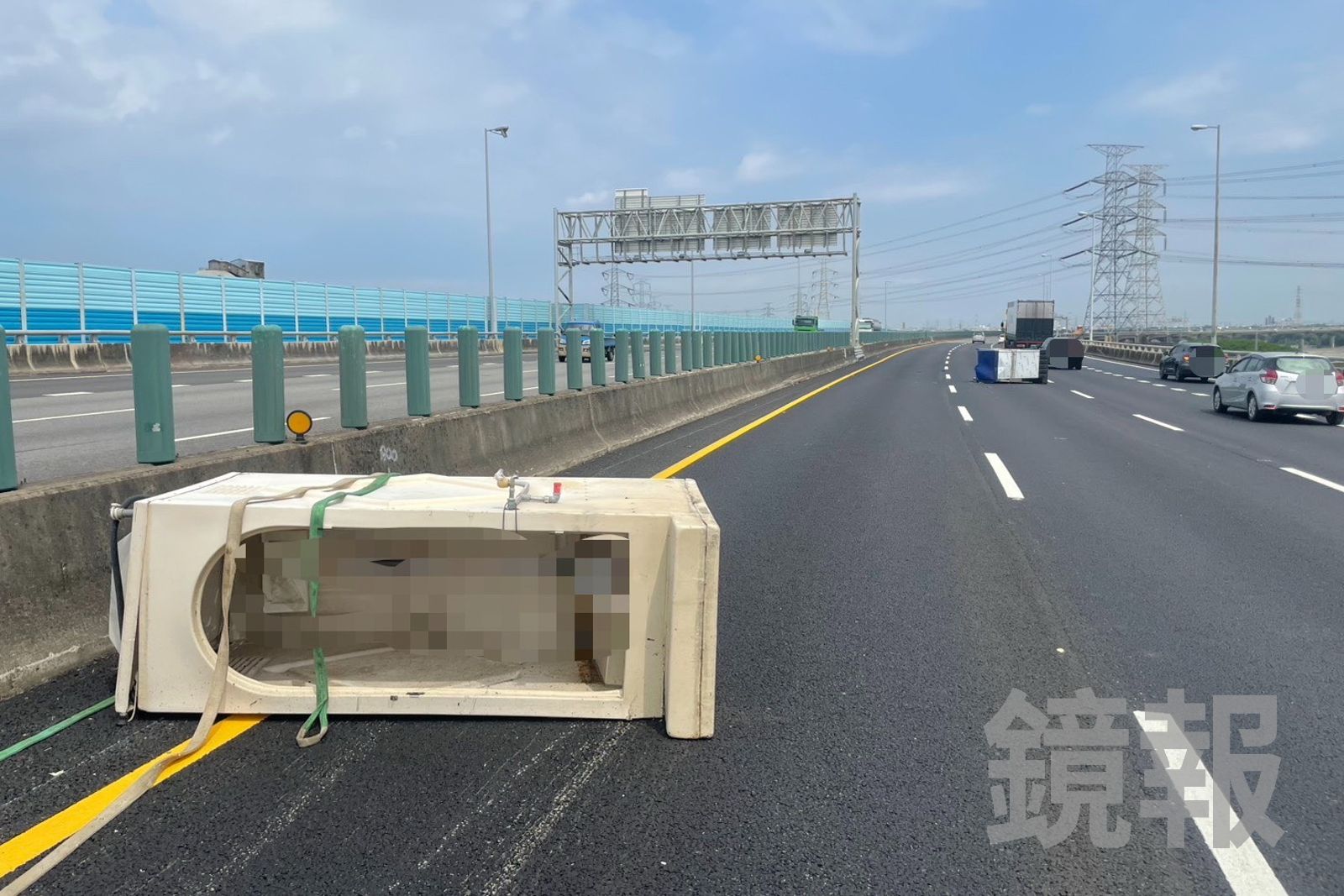國道驚見「天外飛廁」!2座流動廁所+水塔甩飛狂佔車道 駕駛違規最高吞1.8萬元罰單