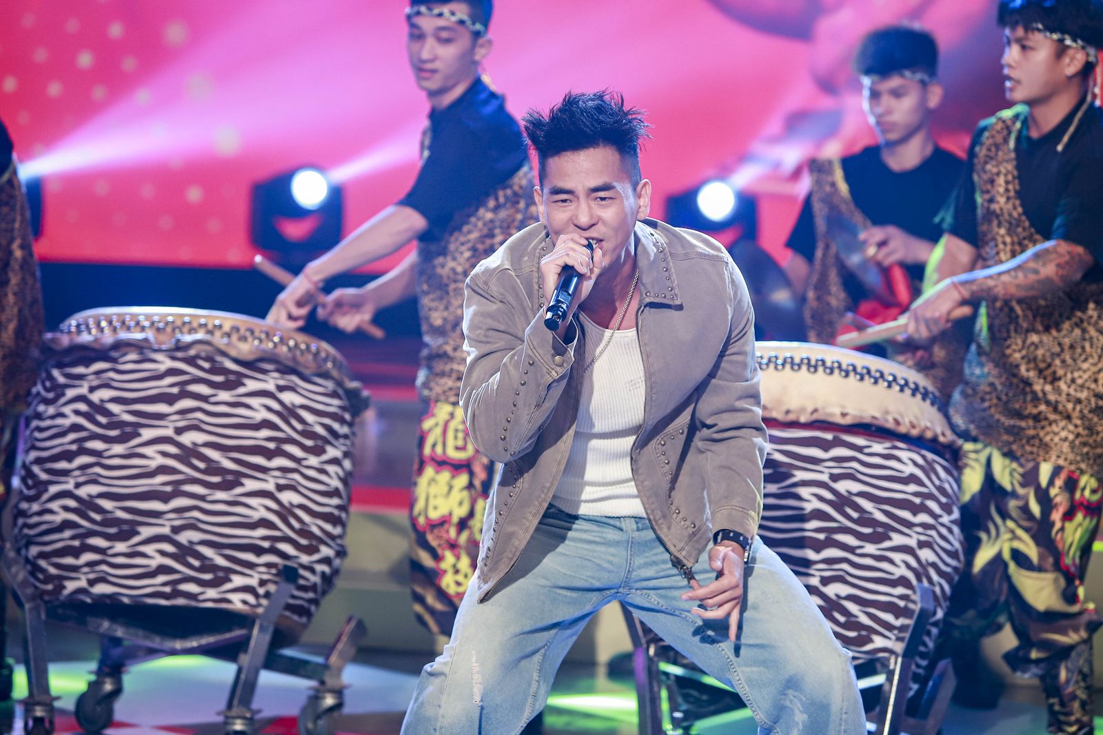 柯有倫帶來震撼全場的高規格演出。民視提供