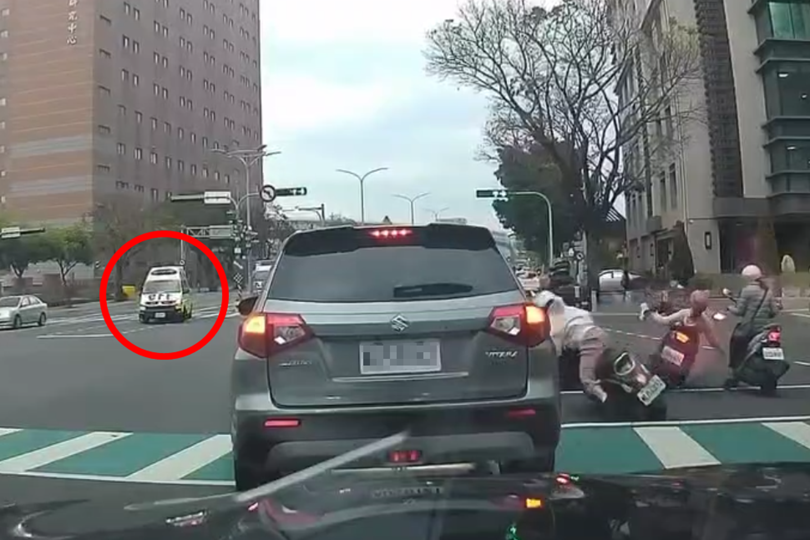 美德釀車禍意外！路口停車禮讓救護車慘遭追撞　台中2機車騎士倒地受傷也送醫