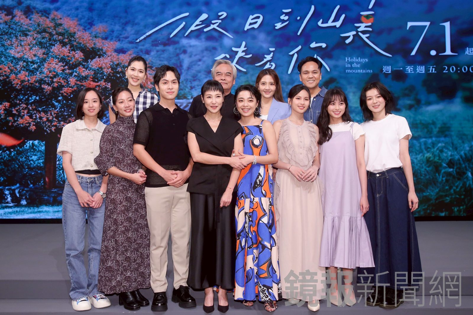 張本渝（左4）與大愛劇《假日到山裏來看你》演員群一同出席首映。李鍾泉攝