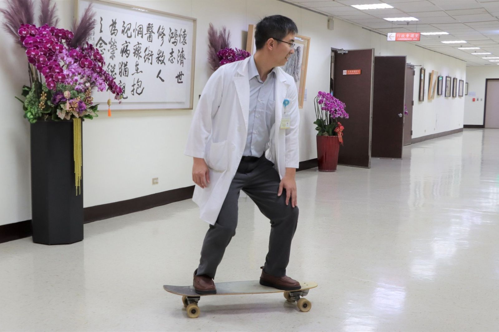 楊怡強醫師示範滑板訓練,協助建立正確姿勢、維持滑雪動作,並作為傷後重返雪場的輔助訓練。(圖/臺北榮總)