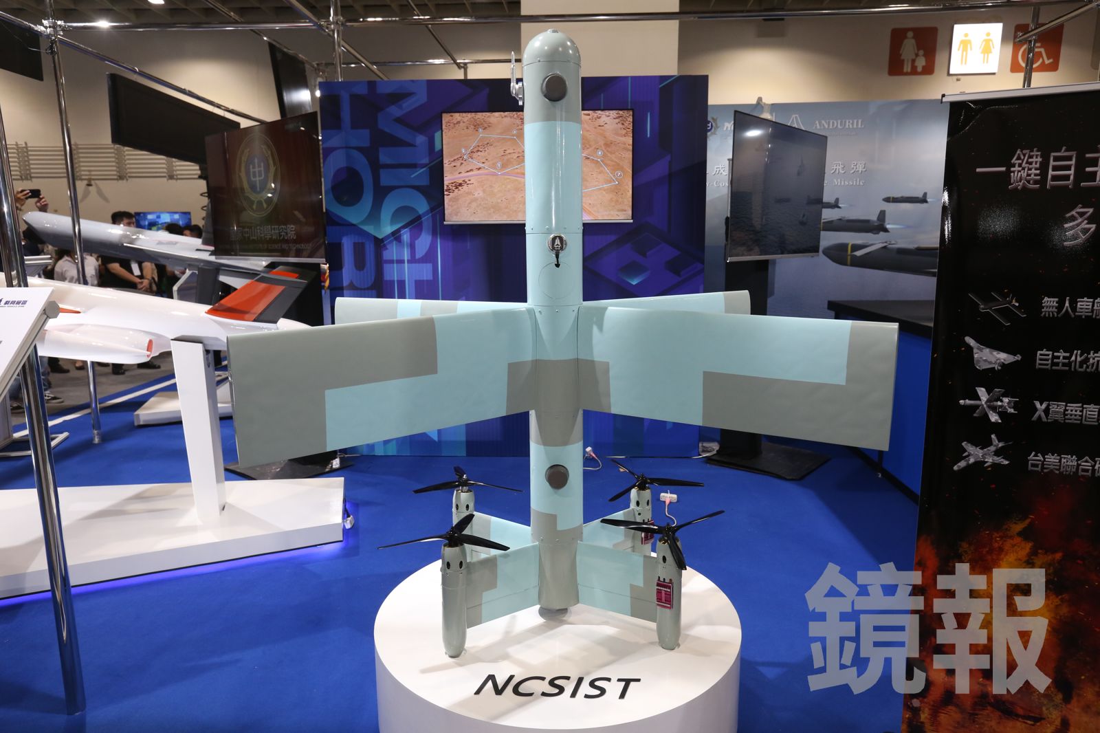 「勁蜂三型」攻擊型無人機則是國內首款X翼構型，全機支援一鍵啟動，執行自動垂直起飛、轉態巡航、直接打擊目標或回收降落的全流程自動化操作。（圖／董孟航攝）