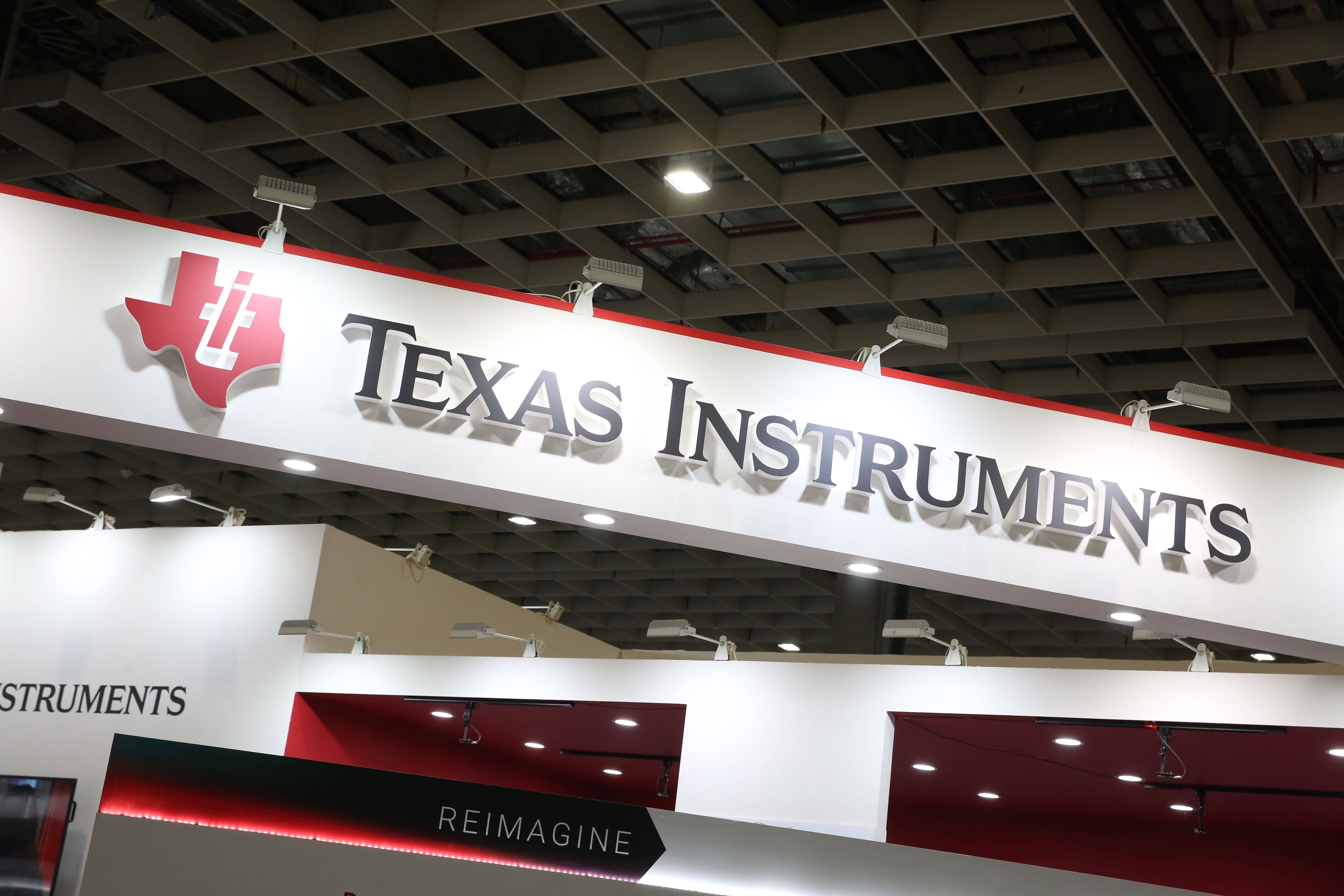 寶特瓶敲臀掉工作！德州儀器作業員涉性騷「被請辭」　不服告公司求償敗訴慘變「法院認證」
