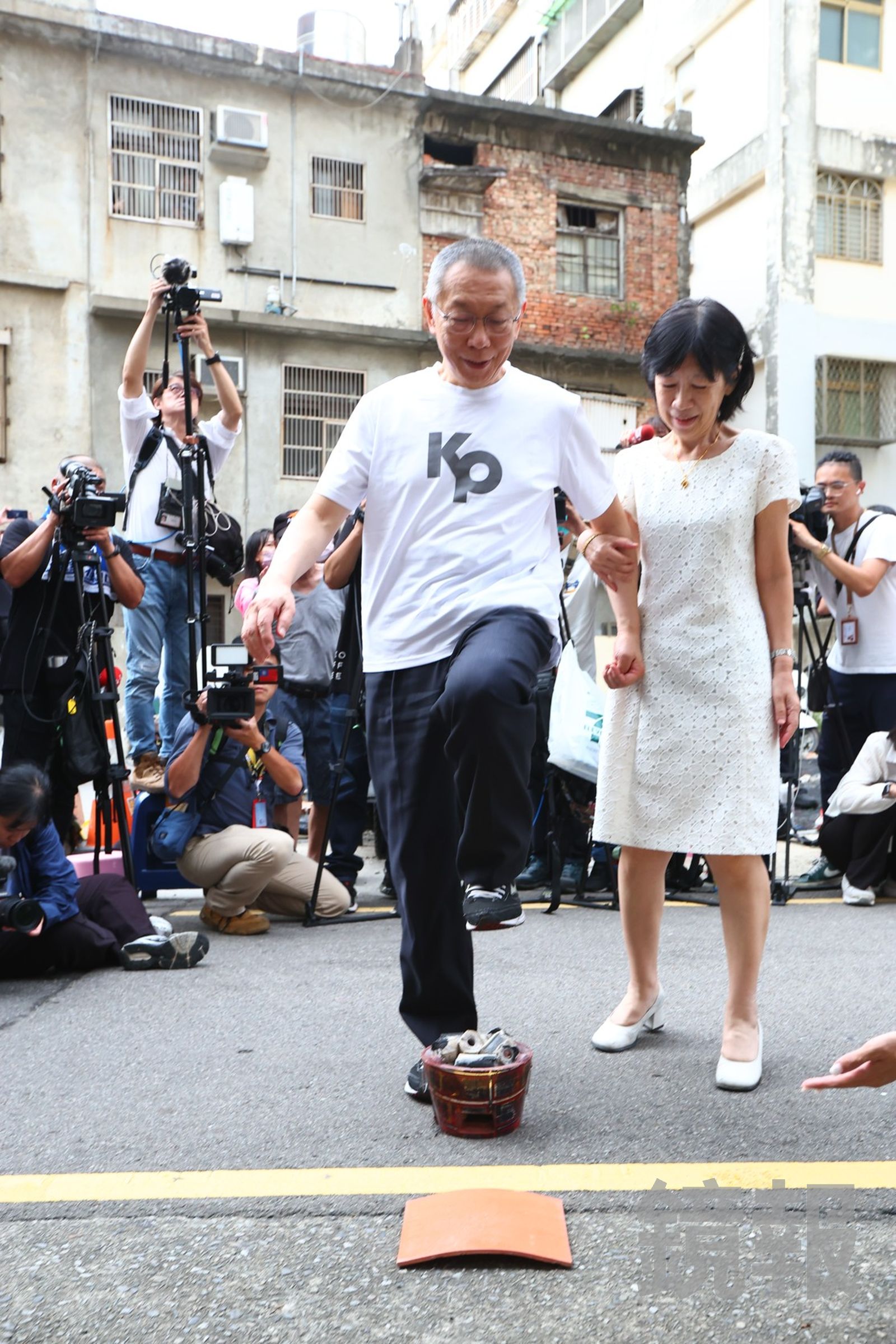 柯文哲跨出左腳過火爐。攝影組