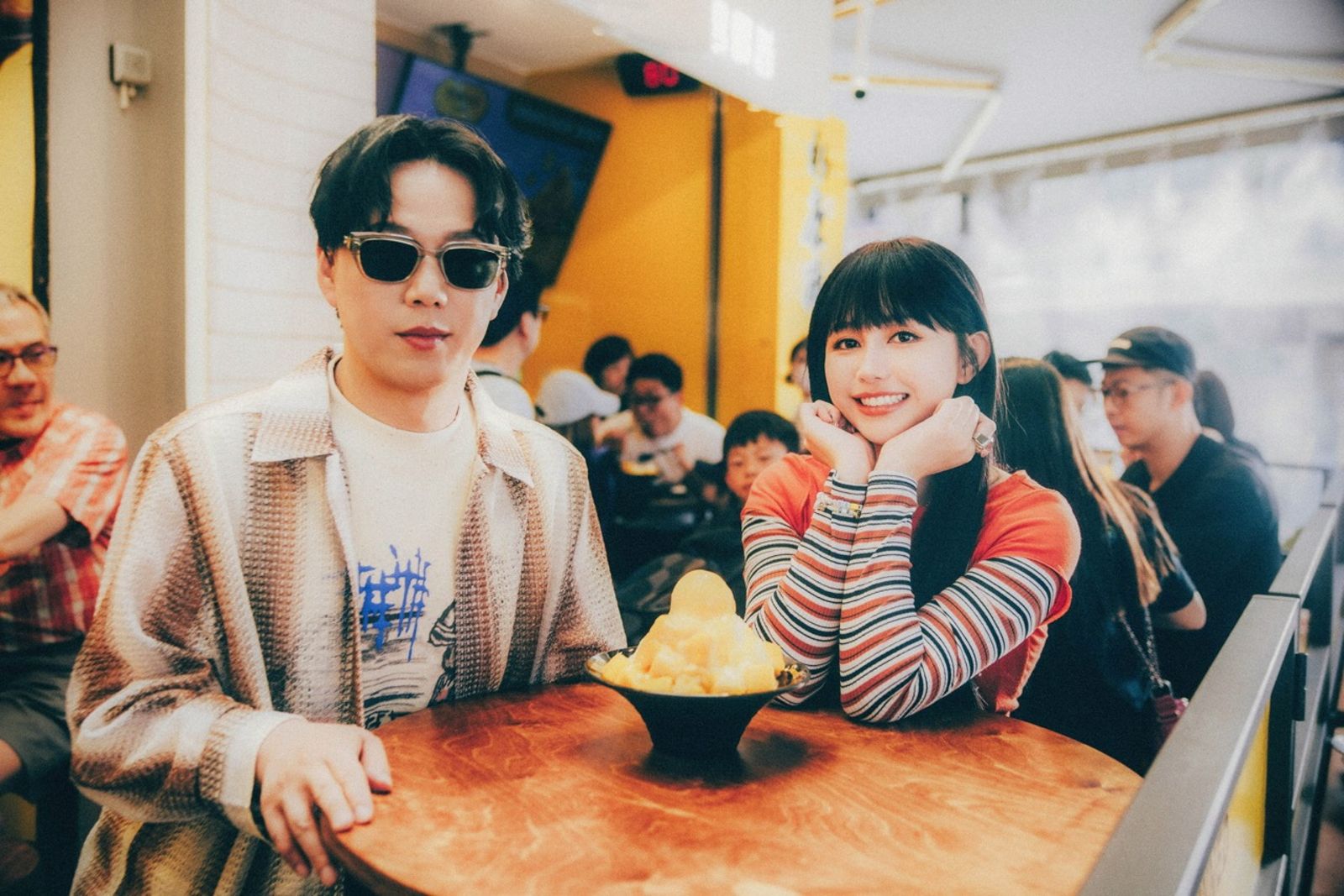 蕭煌奇（左）和琳誼嚐遍各地美食。相映音樂提供