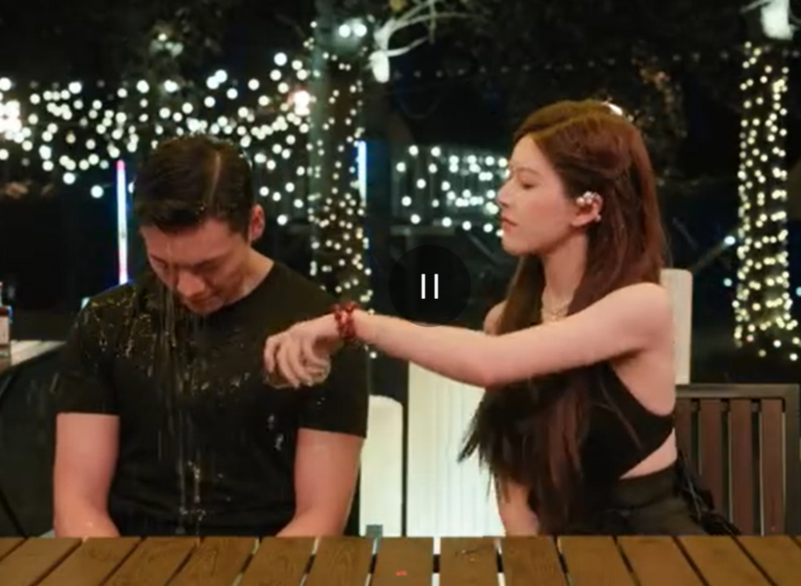 《許我耀眼》趙露思（右）與陳偉霆（左）潑水名場面笑瘋觀眾。翻攝微博