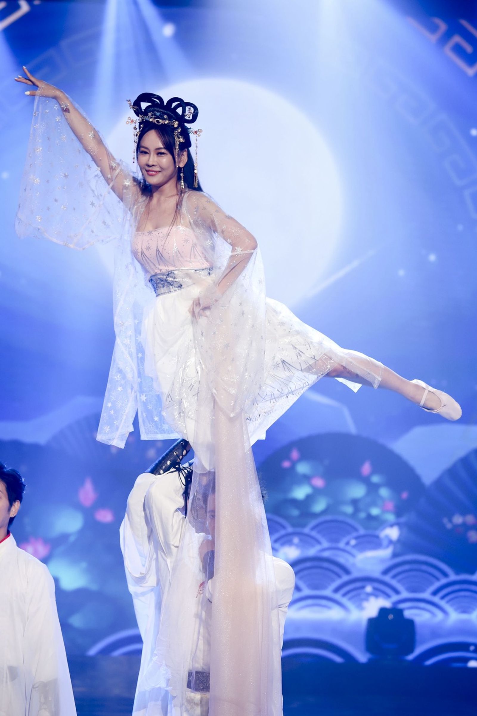 火辣歌手蔡亞露帶來〈月光愛人〉配合中秋節穿著嫦娥服裝熱力開唱。民視提供