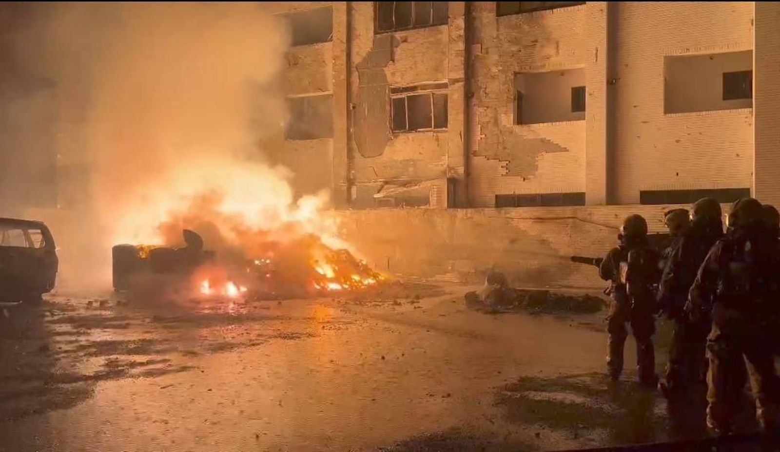 安南深夜惡火大爆炸!周遭住戶震傷14人送醫、勇小隊長肉身撲倒護指揮官