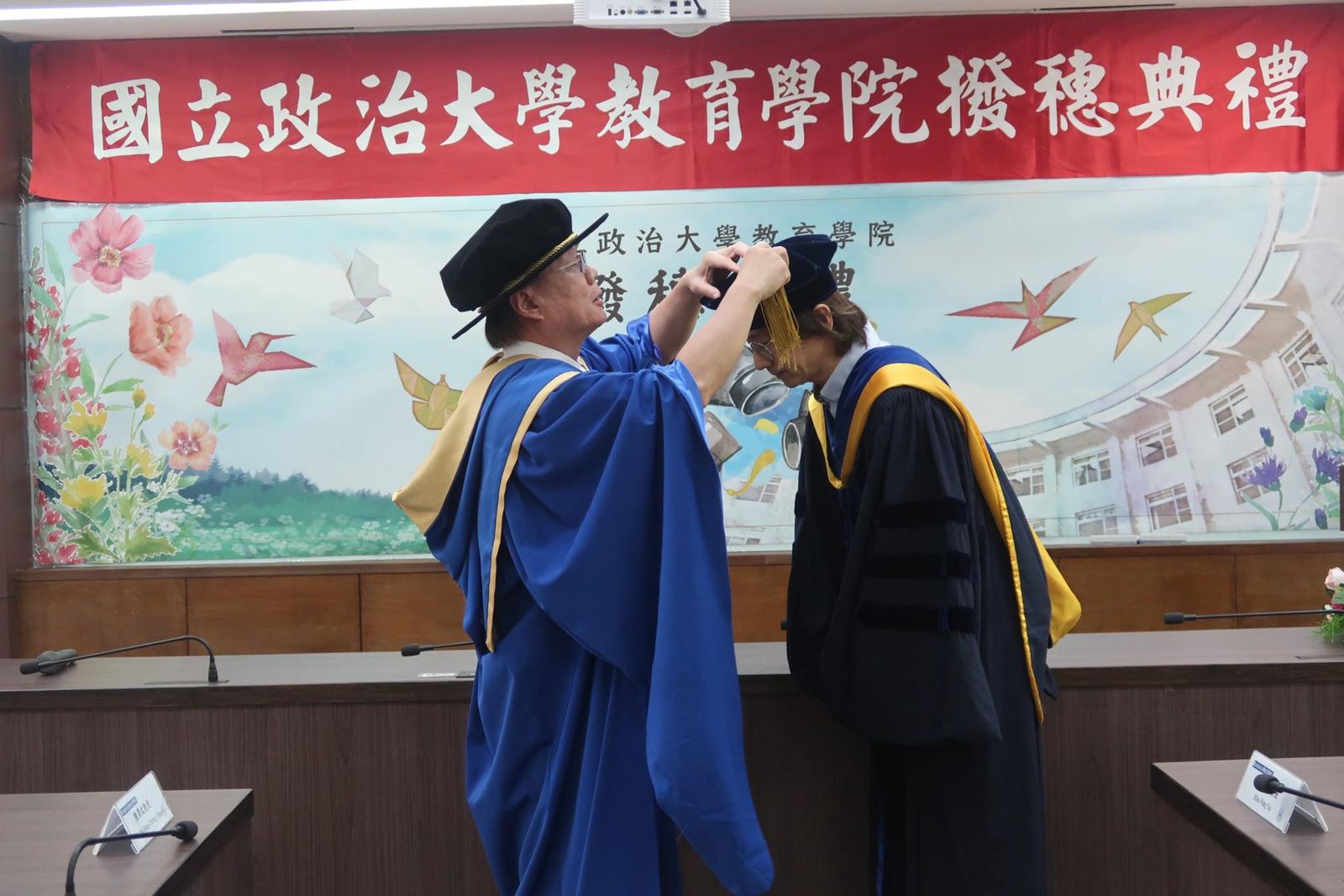 林隆璇(右)7日受頒博士學位。翻攝林隆璇臉書