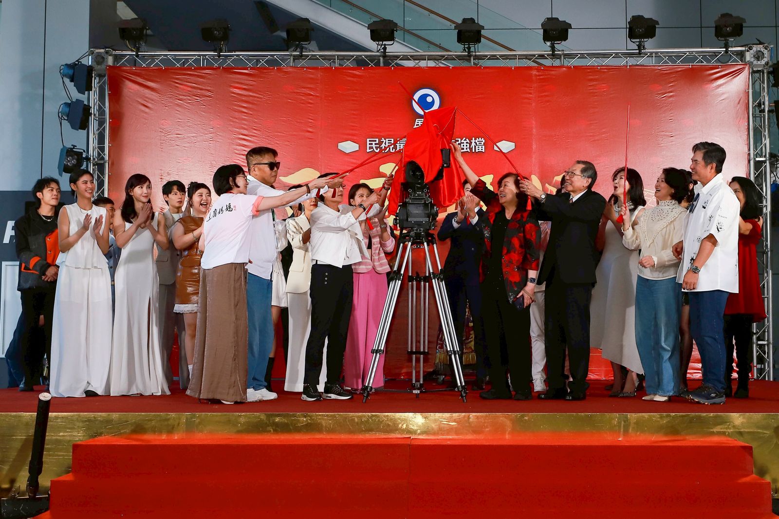 民視為八點檔《豆腐媽媽》舉行盛大的開鏡儀式。民視提供
