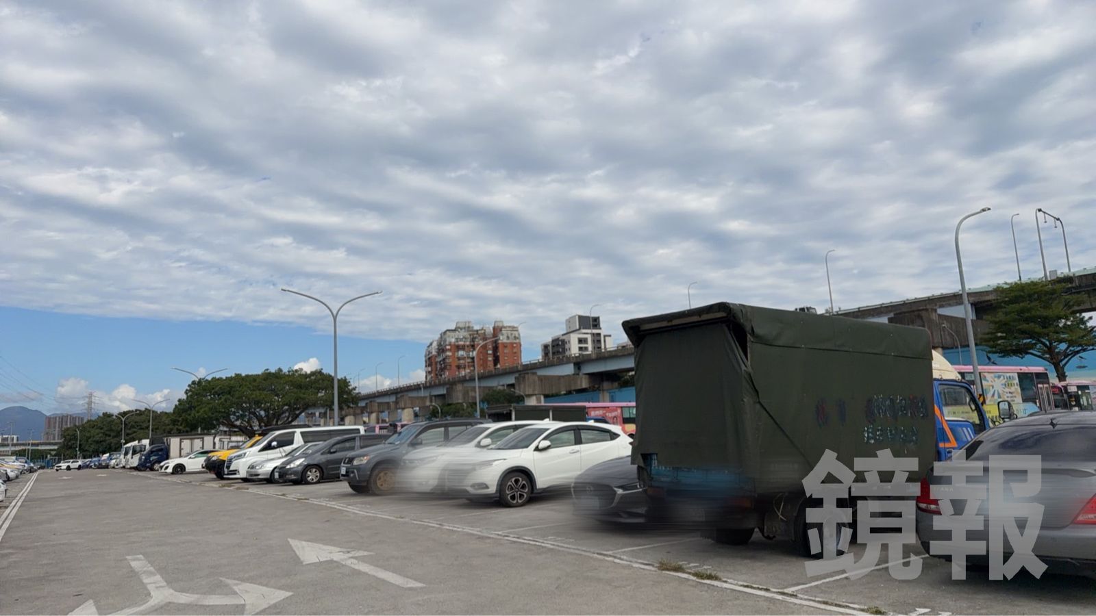 北市雙園河濱公園驚傳命案　收費員開單赫見賓士車上有男屍