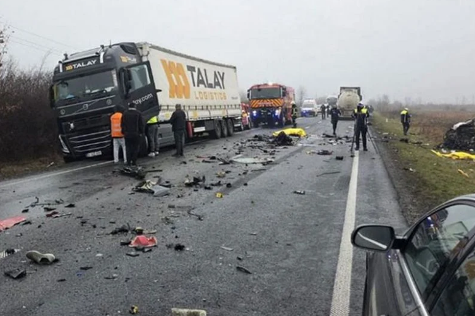 一輛載有10名帕奧克粉絲的小型巴士，自希臘前往法國，途中發生對撞，導致7人喪命。圖／翻攝自X