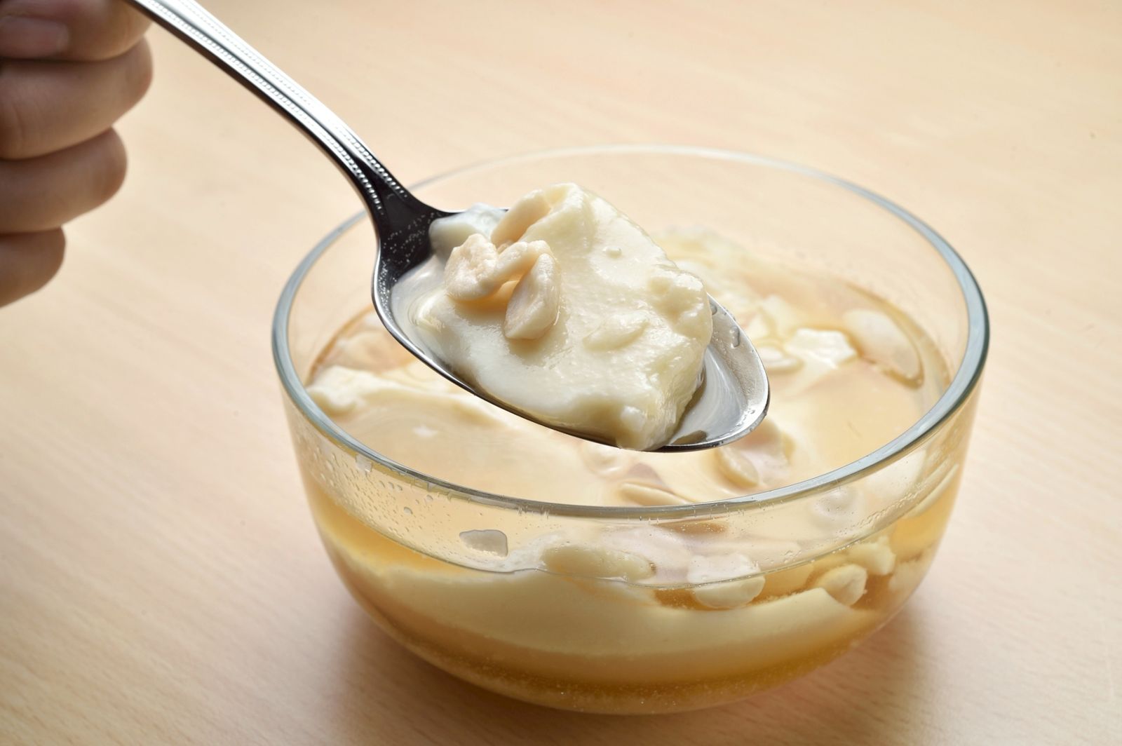 江記東門豆花的糖水是用二號砂糖手炒成膏狀，再調製成糖水，加上綿密花生，造就老顧客吃不膩的古早味。圖／鏡週刊提供