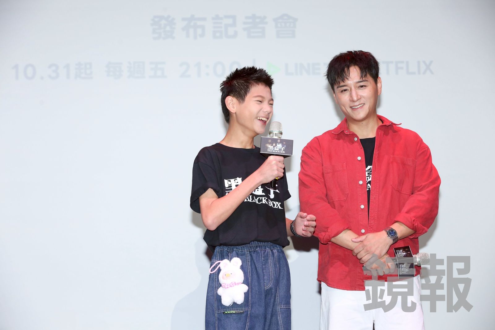 鄭人碩(右)在《黑盒子》單元〈豬人〉中飾演洪君昊(左)父親。李鍾泉攝