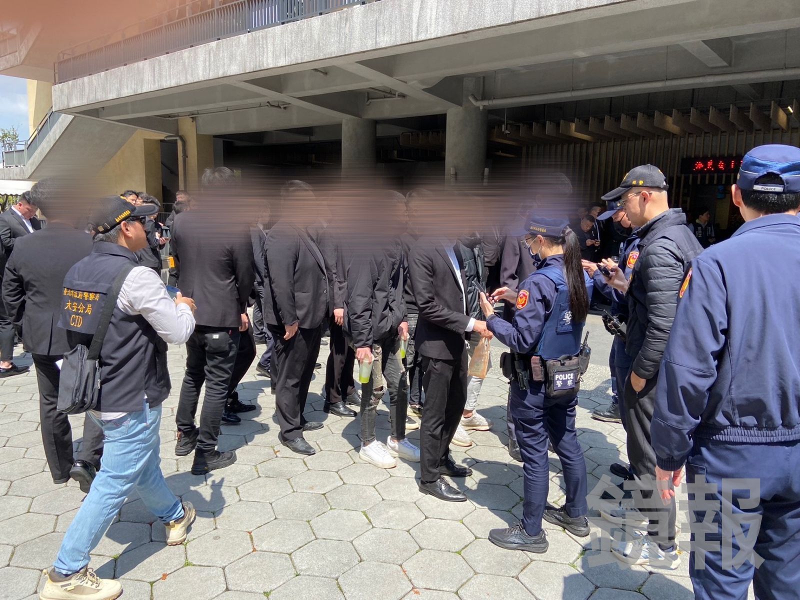 張威縯在台北市懷愛館替父親舉行告別式。翻攝畫面