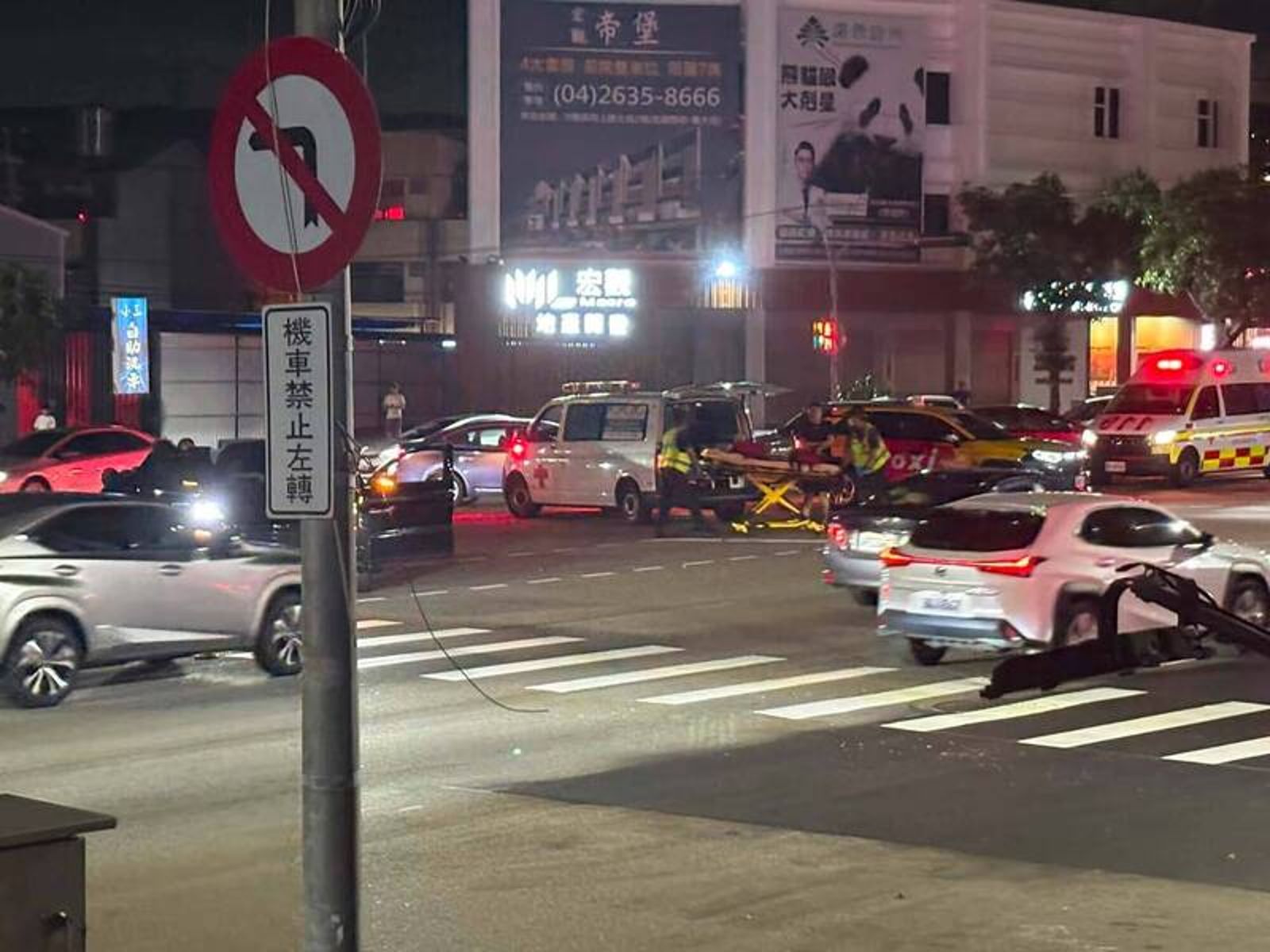 台中向上路恐怖連環撞!酒駕男「保齡球式」擊飛4車 零件散滿地6人傷