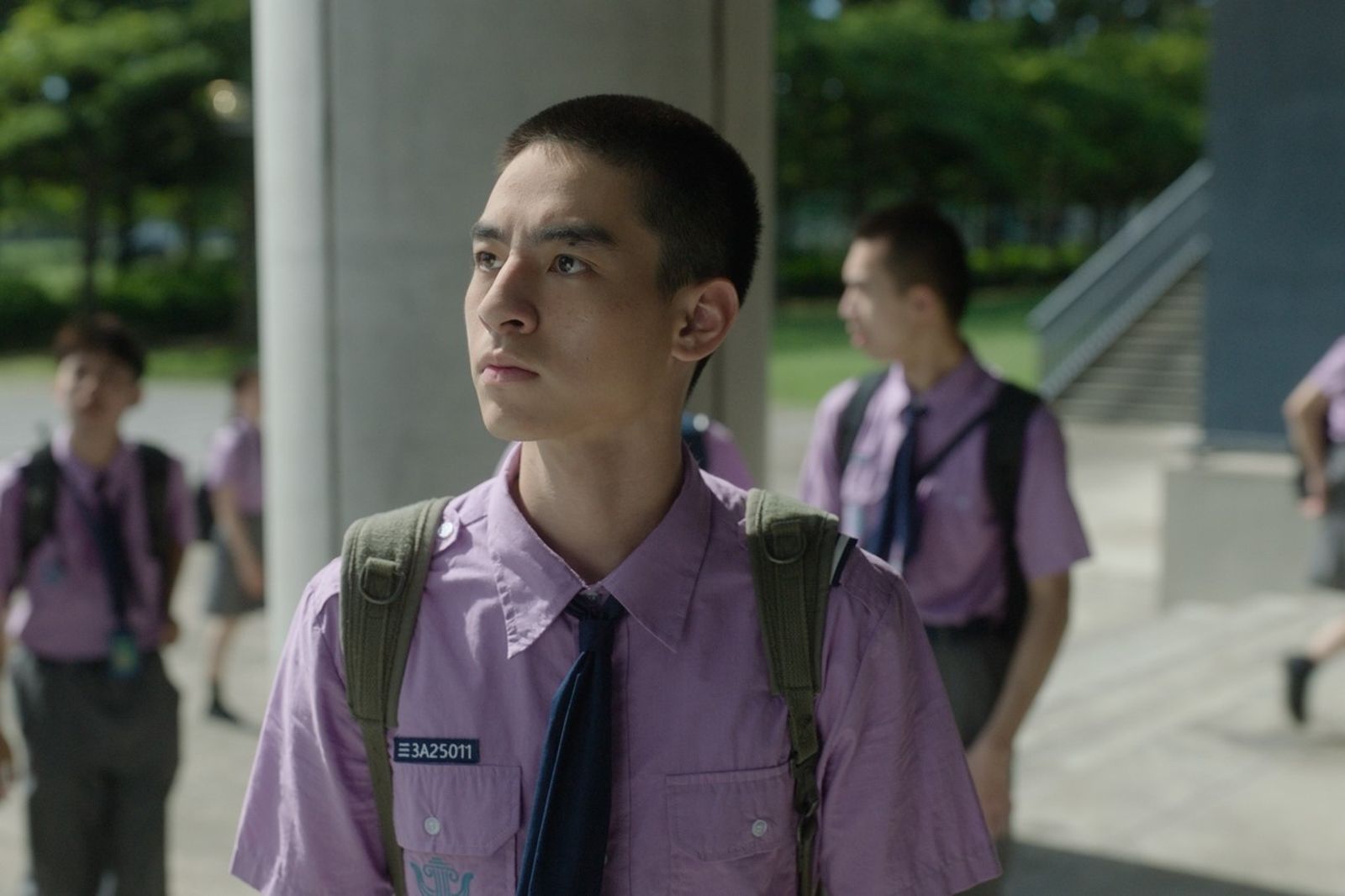 劉敬在《自殺通告》中降齡扮演高中生,因外型太帥被導演周冠威要求剃髮。本萃電影提供