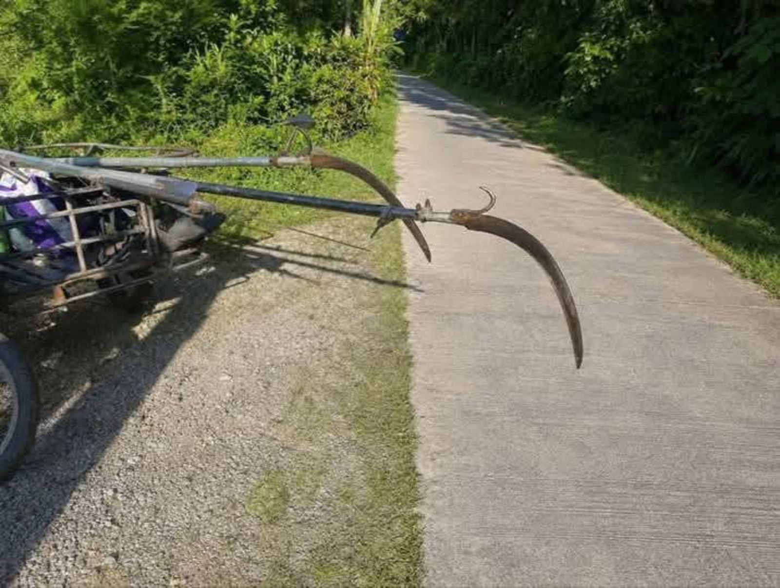 上學遇死神!高三生通勤路上迎面撞農夫改裝車 遭2公尺鐮刀封喉染紅制服慘死