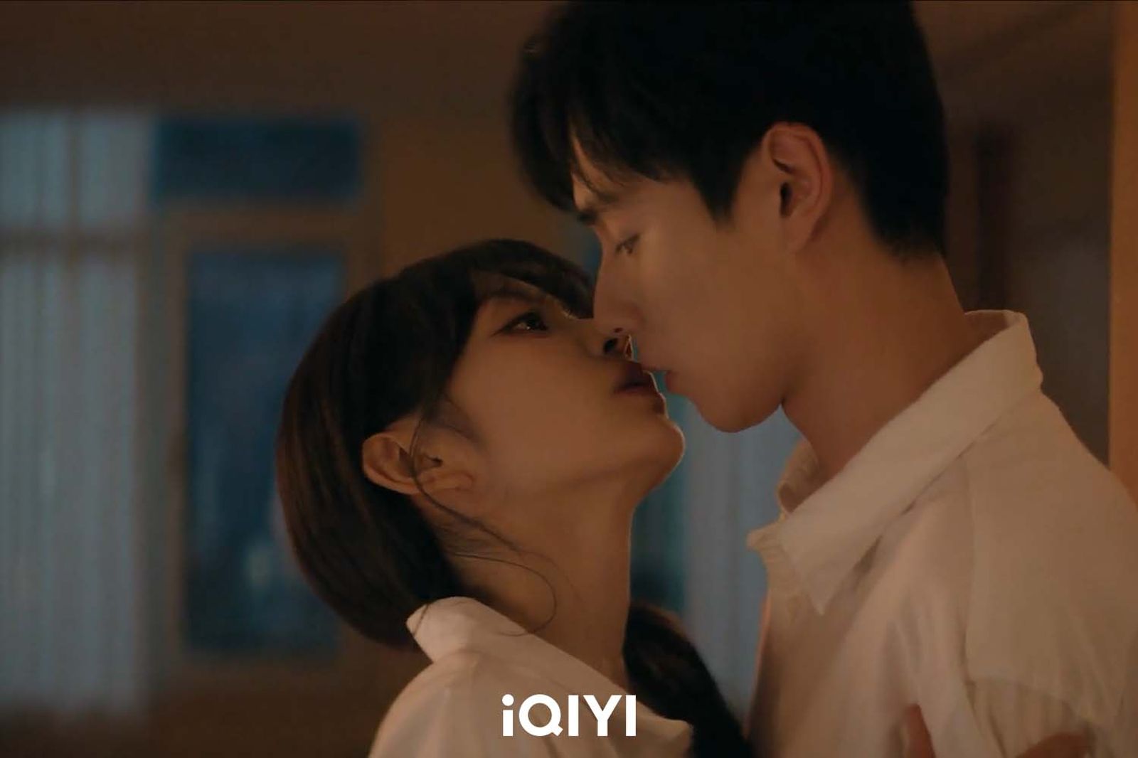 《天才,女友》田曦薇(左)主動獻吻胡一天,上演火熱床戲(圖_愛奇藝國際版提供