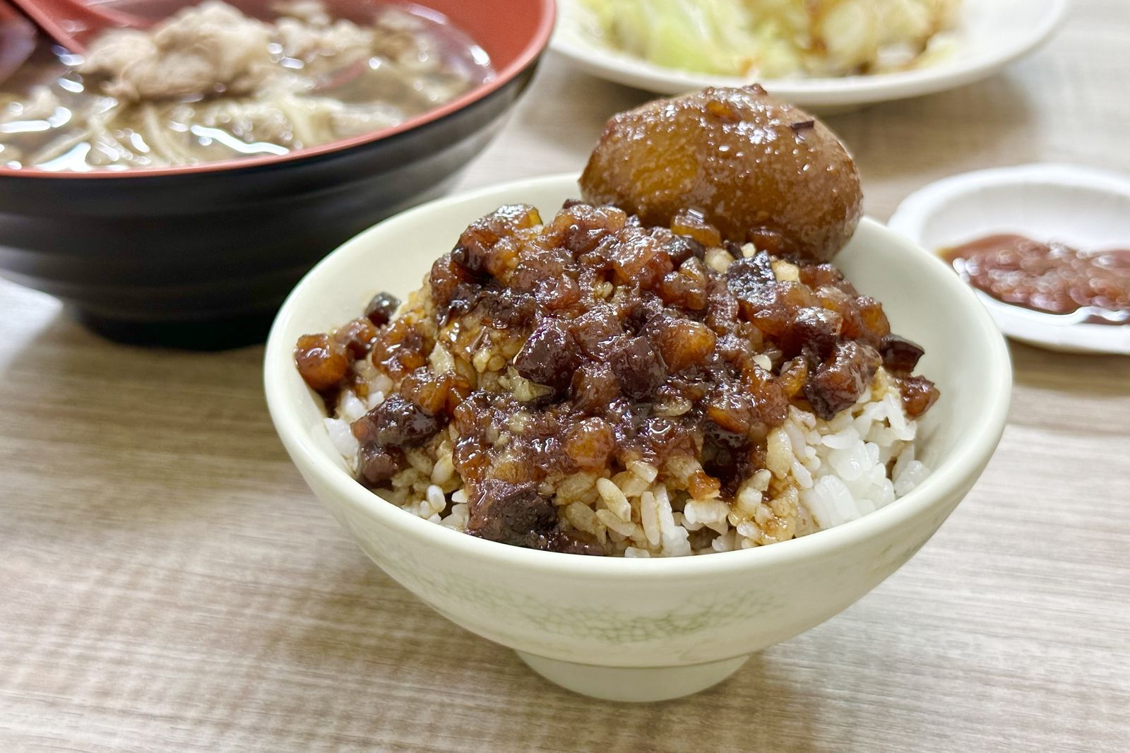 2025米其林必比登新入選／板橋「大碗公當歸羊肉」黑金滷肉飯配羊肉湯超爽