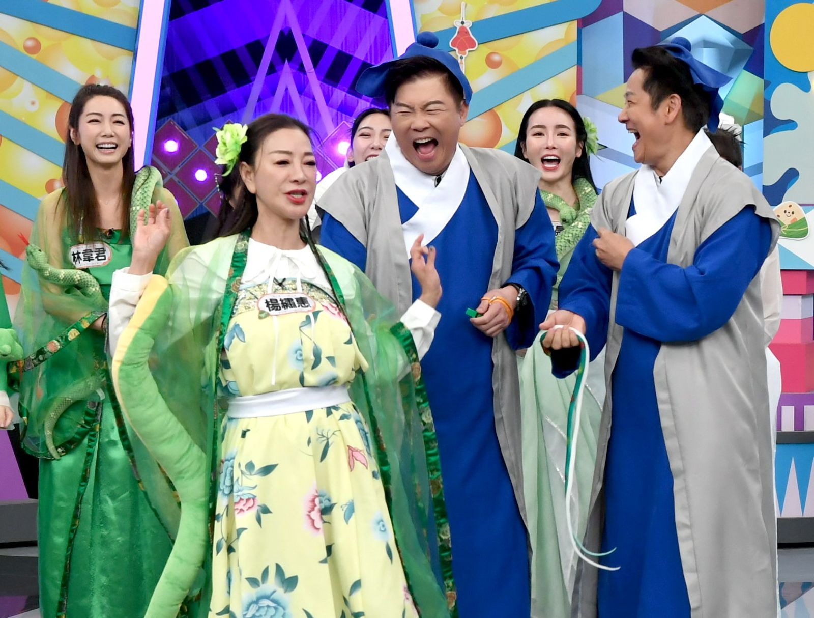 林韋君（左起）、楊繡惠、曾國城、舒子晨、徐乃麟。楊繡惠與徐乃麟命中注定同隊。華視提供