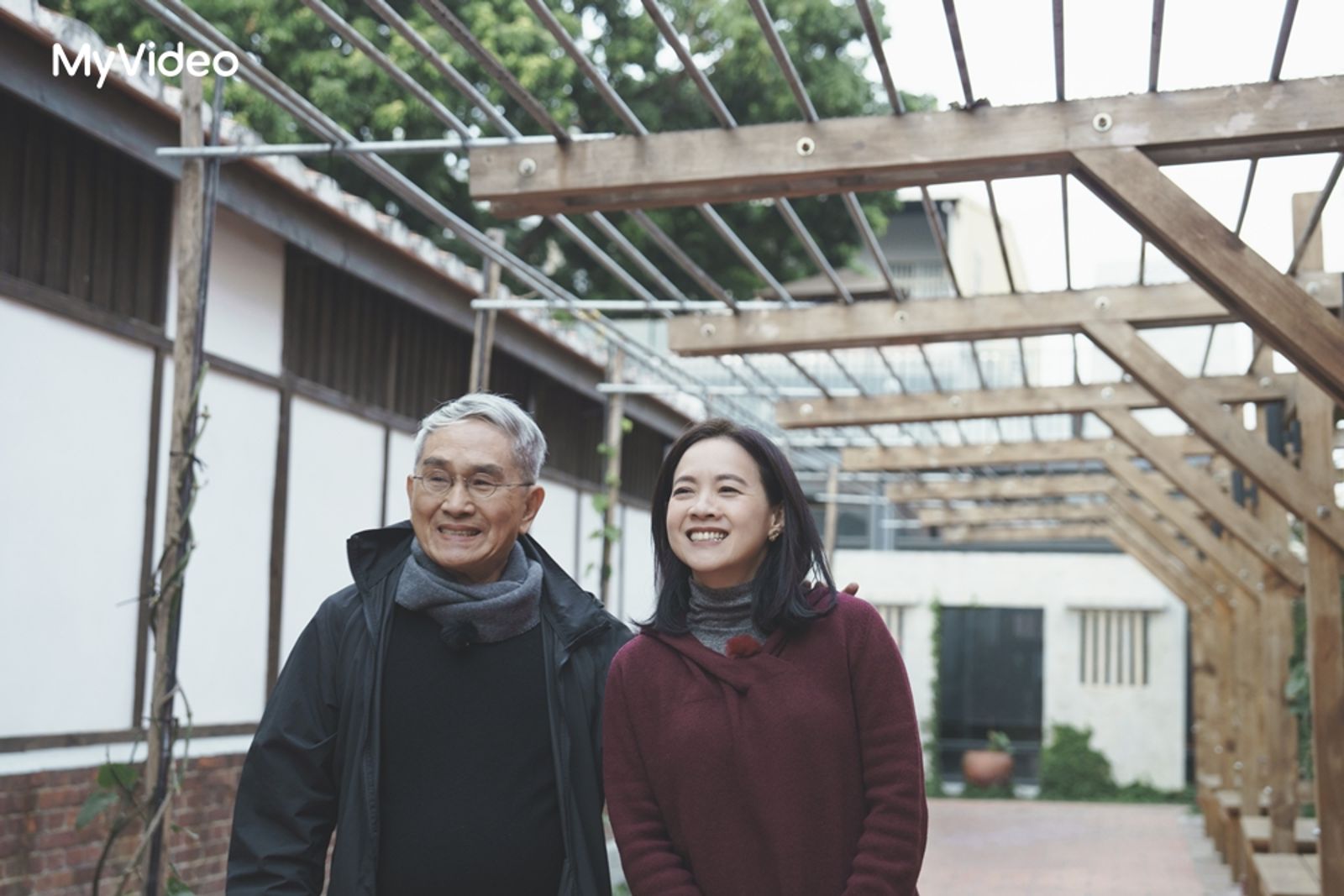 《我們回家吧3》曾寶儀（右）探訪林懷民（左）在嘉義新港的林宅古厝。台灣大哥大MyVideo、三立提供