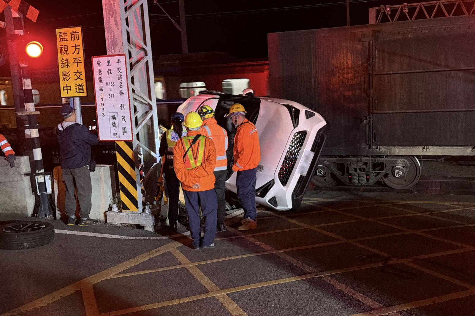 台鐵副站長翹班早退！「開車闖平交道」遭撞還逃逸　調離現職待查