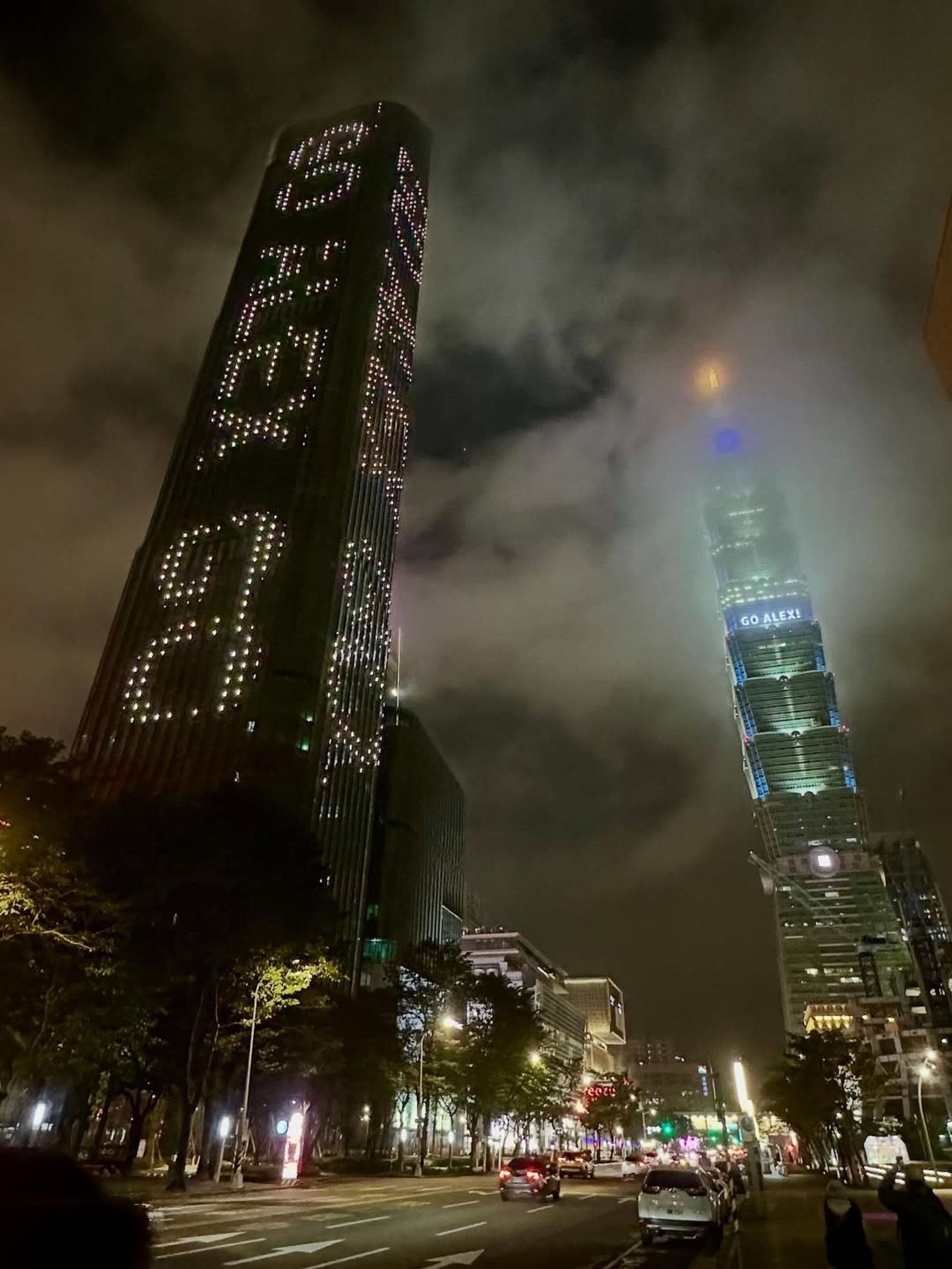 台北天空塔為霍諾德應援。圖／IG@ alexhonnold