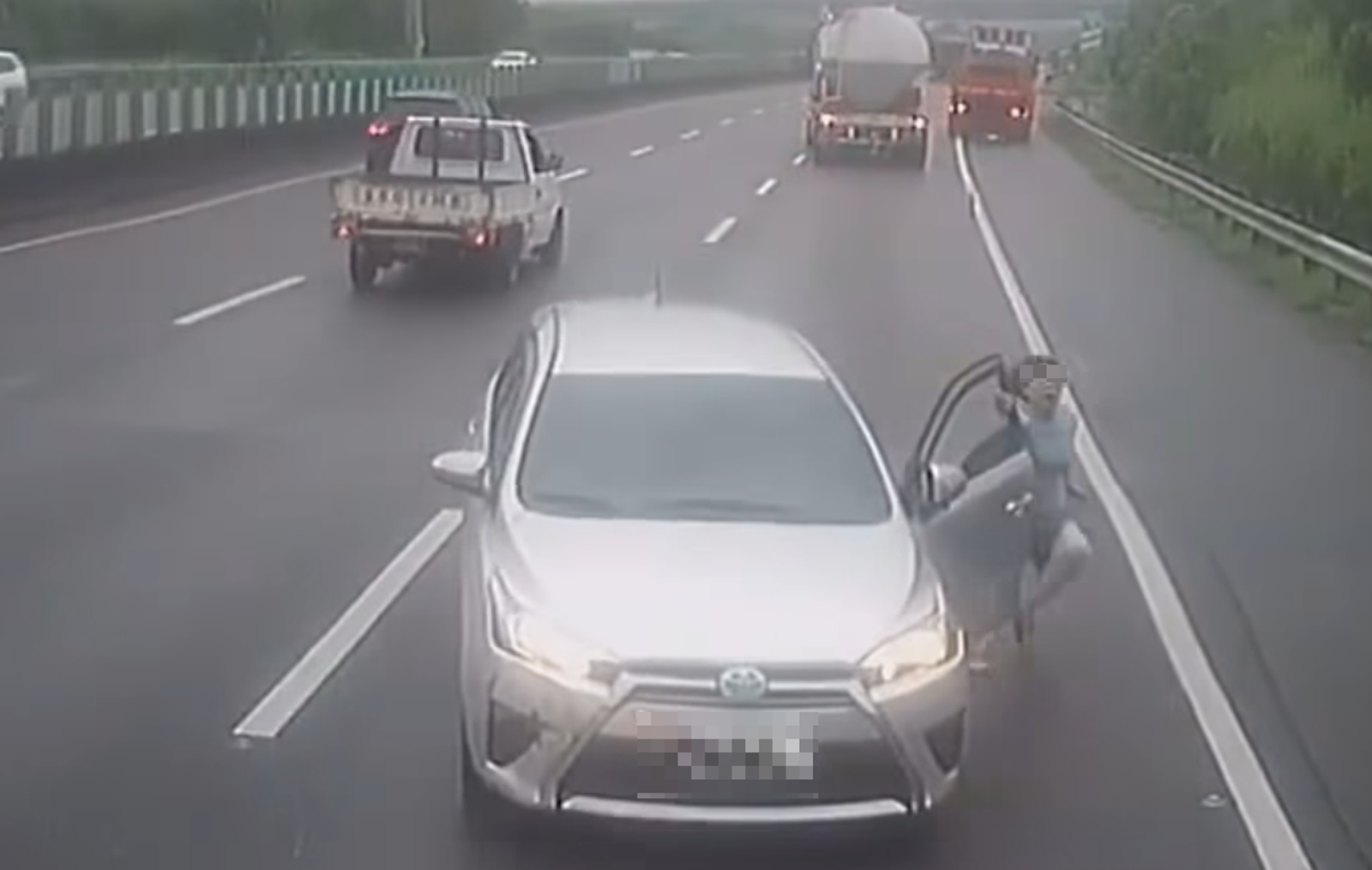 國道車禍忘拉手煞車！大媽逆向狂奔「徒手拉車門」　車遛人畫面網驚呆