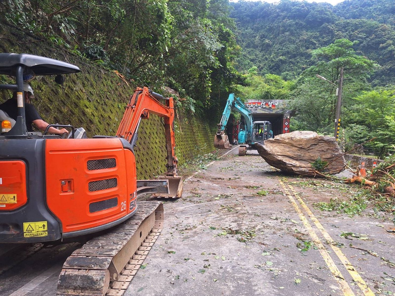 怪手移除巨石搶通道路。翻攝畫面
