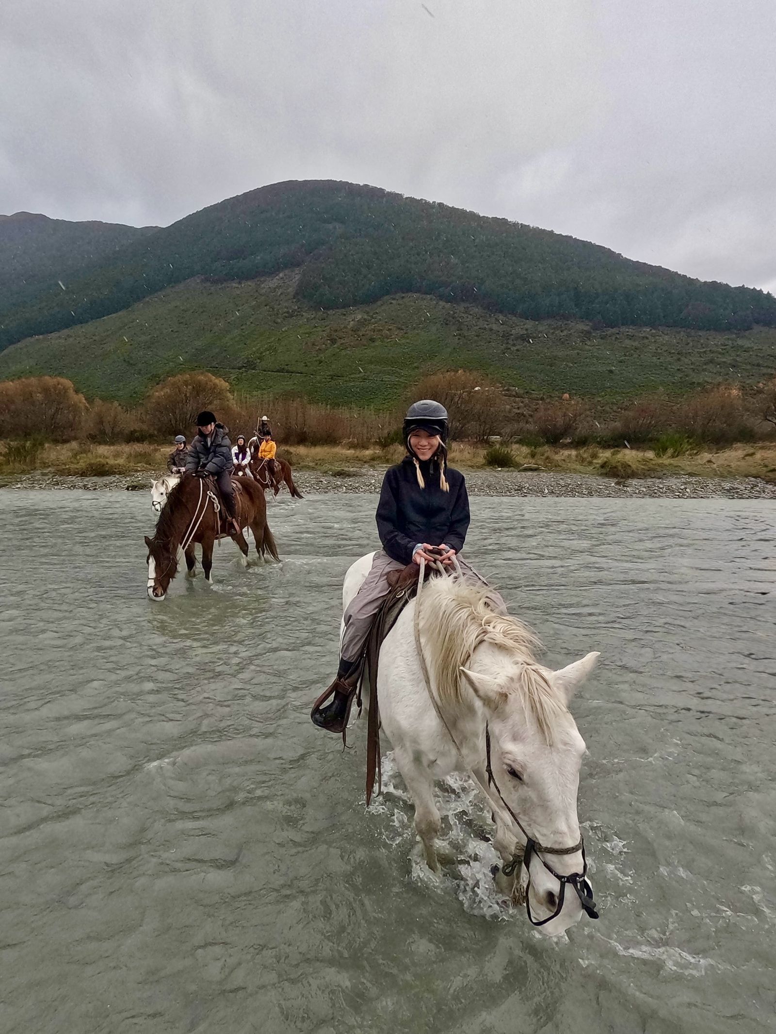 庭瑄在IG貼出在紐西蘭騎馬畫面。翻攝庭瑄IG