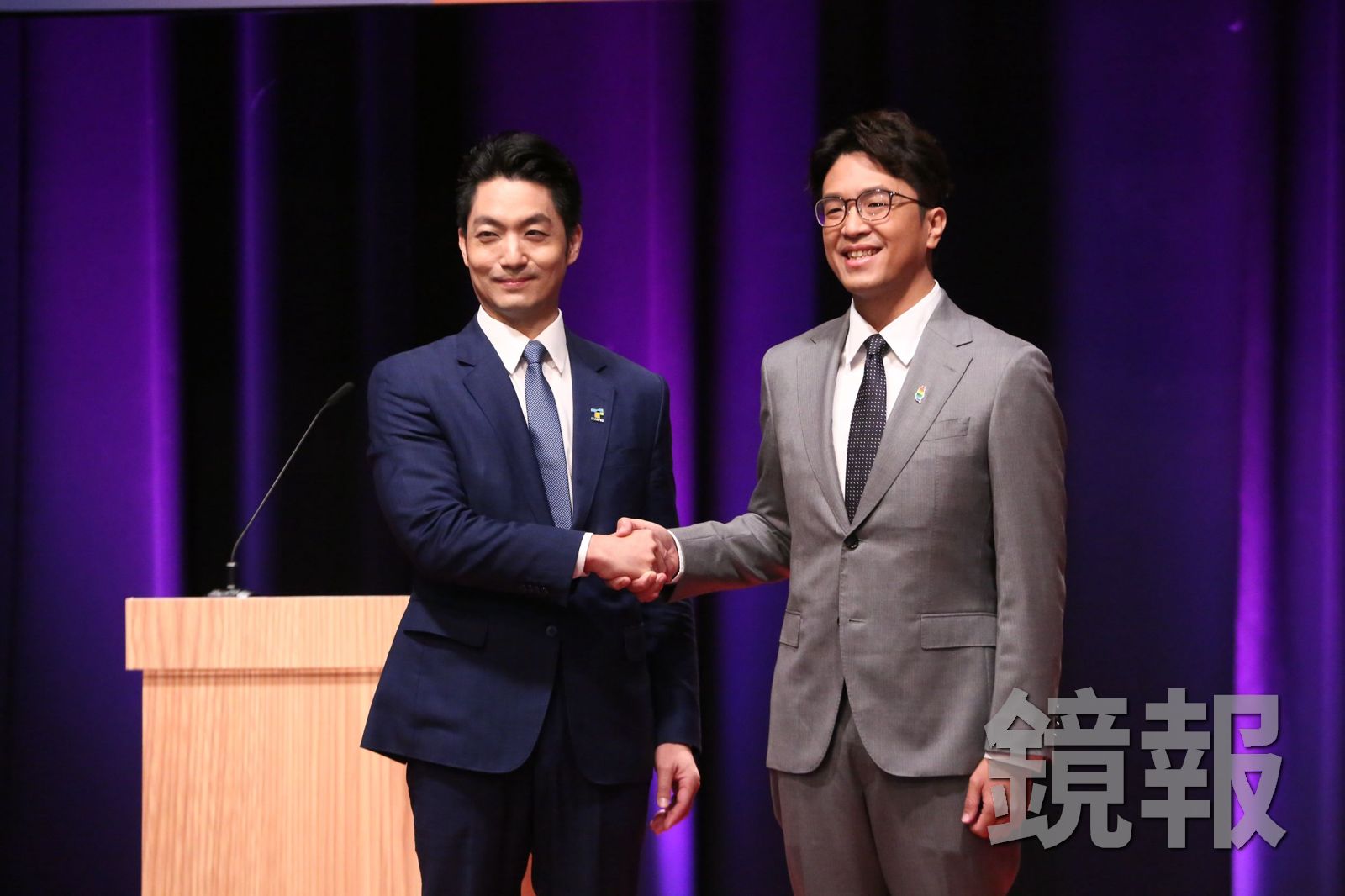 台北市長蔣萬安和民進黨籍候選人沈伯洋今天(31日)正面交鋒,兩人在辯論會開始前握手致意。攝影李鍾泉