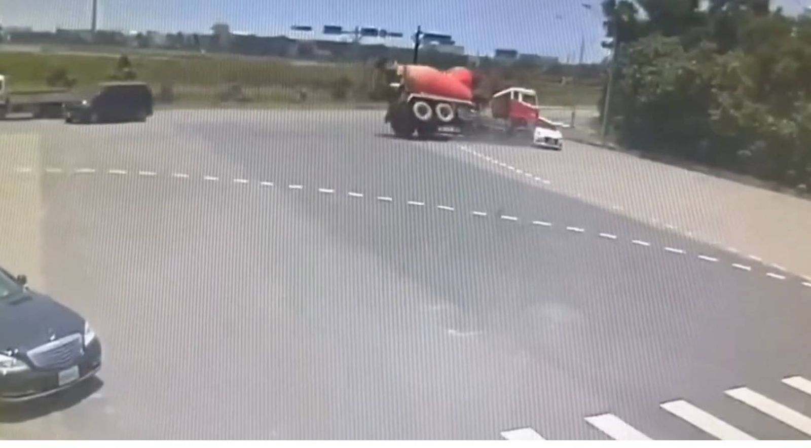 驚悚片！預拌水泥車高速攔腰撞　直送自小客進草叢被電線桿切成兩半