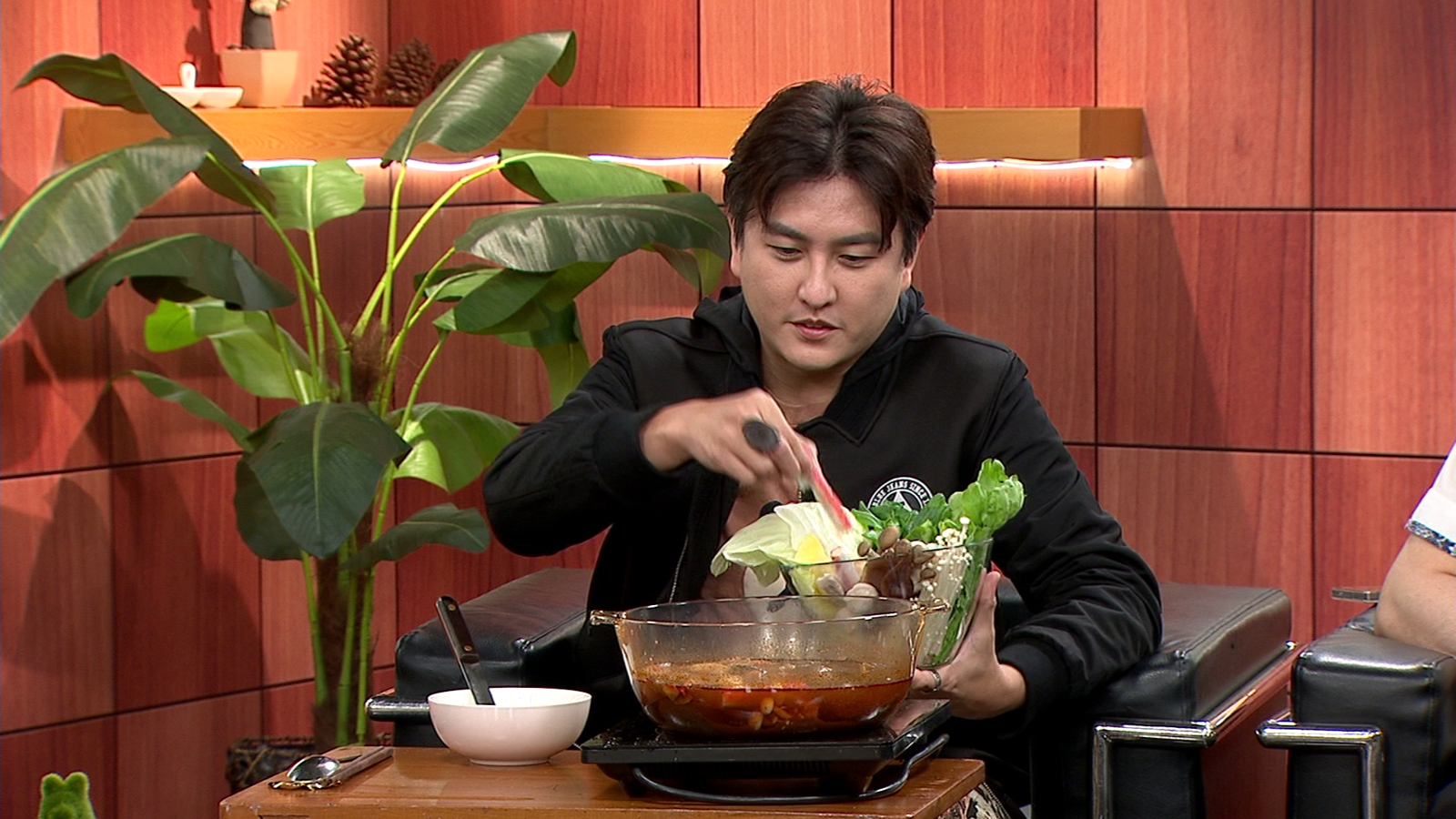 黃靖倫透漏吃鍋酷愛喝湯底 有中重度脂肪肝。年代提供