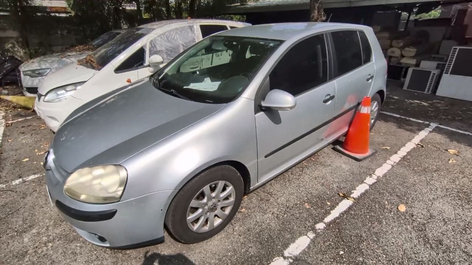 傅男開車載送生命垂危的女友，到派出所自首。民眾提供