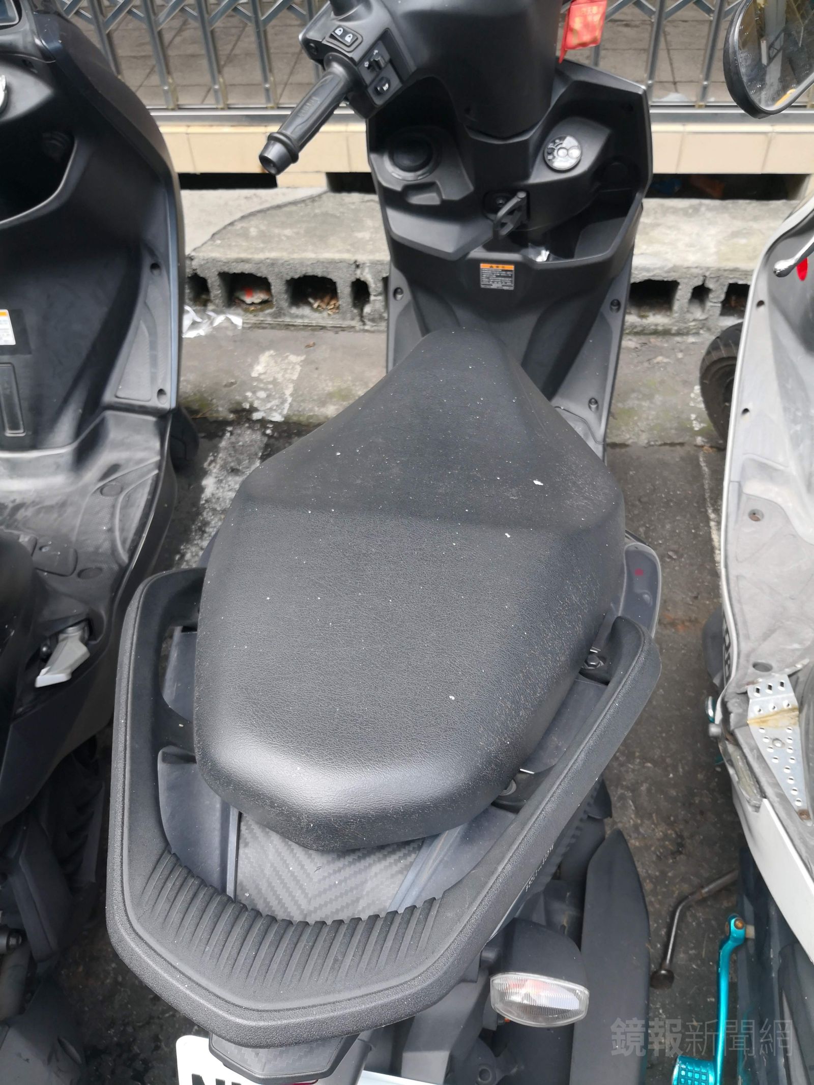 松山慈惠堂濫燒，導致附近居民機車上滿滿灰燼白點。讀者提供