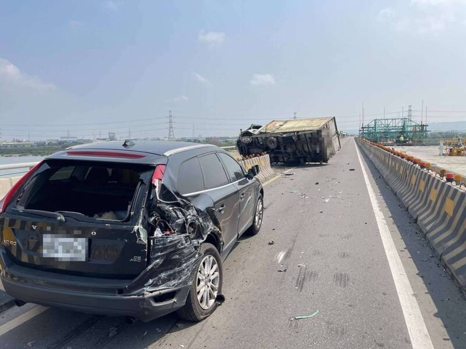 快訊/西濱貨車失速衝撞休旅車 翻覆掛護欄司機受困....車流回堵