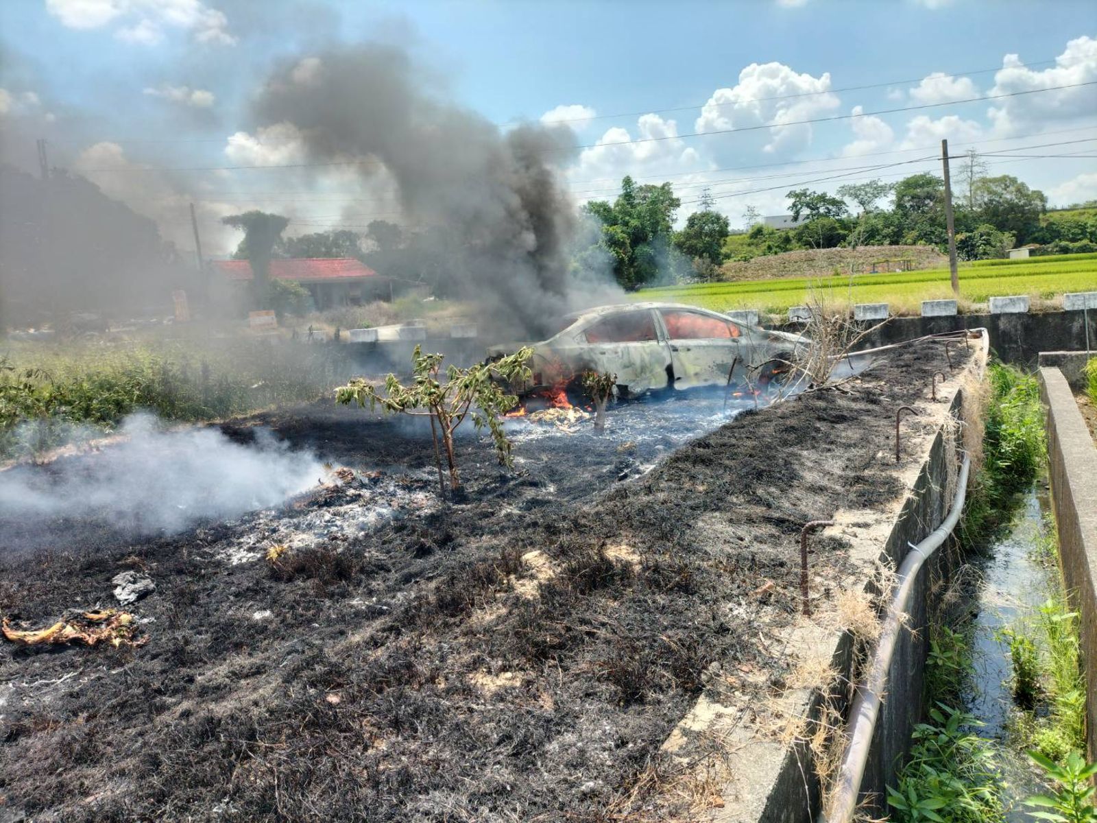 台南柳營火燒車驚見焦屍！果毅國小旁稻田自小客車突起火　死者身分待釐清