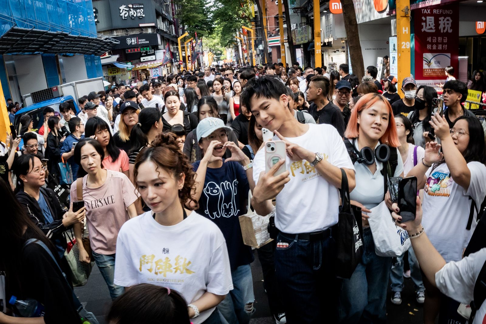 吳念軒(右)難得與女友《角頭:鬥陣欸》出品人張芷瑄同框。曼尼娛樂提供