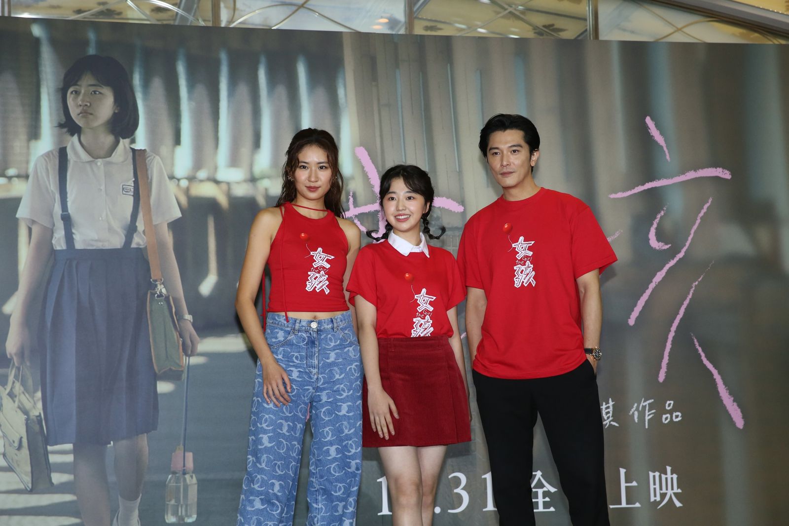 9m88、白小櫻、邱澤飾演《女孩》中的一家人。董孟航攝