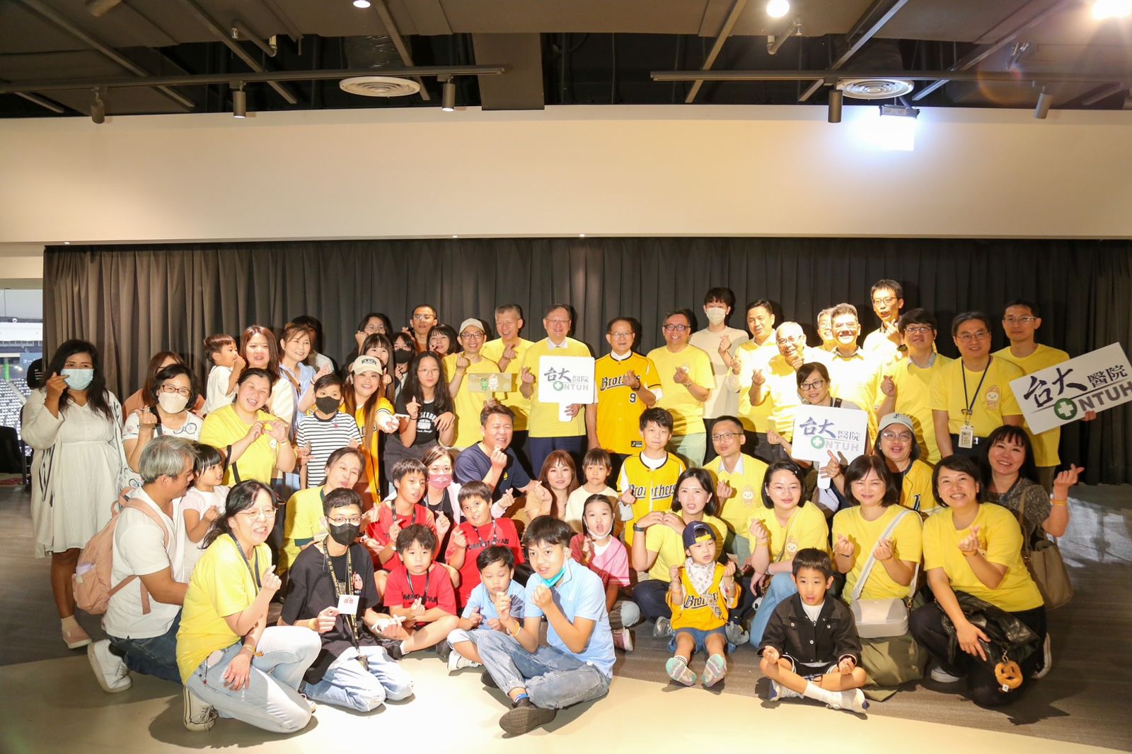中職/大巨蛋初體驗!台大醫院移植病童現身中信兄弟主場 與吉祥物互動樂開懷