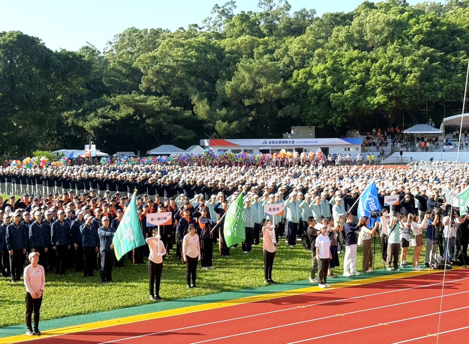 台塑各單位隊伍陸續進場，明志科大校園一早就開始熱鬧起來。圖／陳宏銘攝
