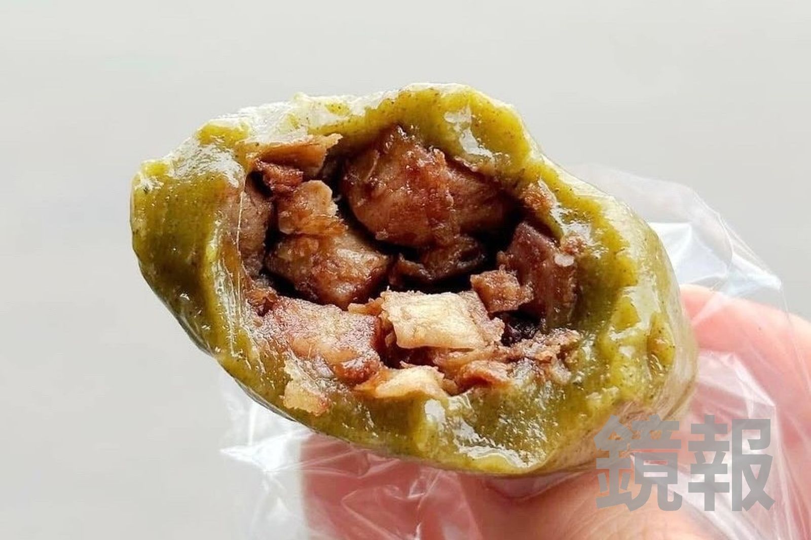 芋頭口味的「茶粿」噴香涮嘴,粿皮充滿茶香。(30元/個)