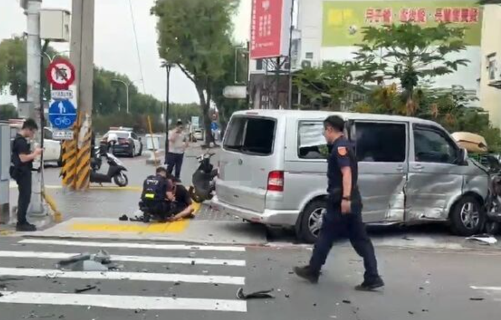 嫌犯駕駛廂型車失控衝撞路旁的機車才停住。讀者提供