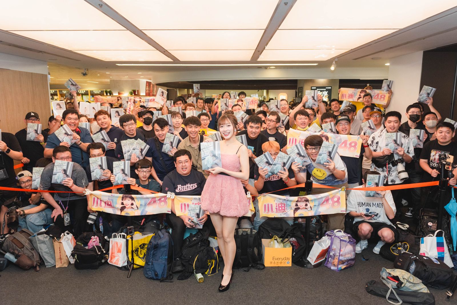 大批粉絲擠爆簽書會現場。時報文化出版企業股份有限公司提供