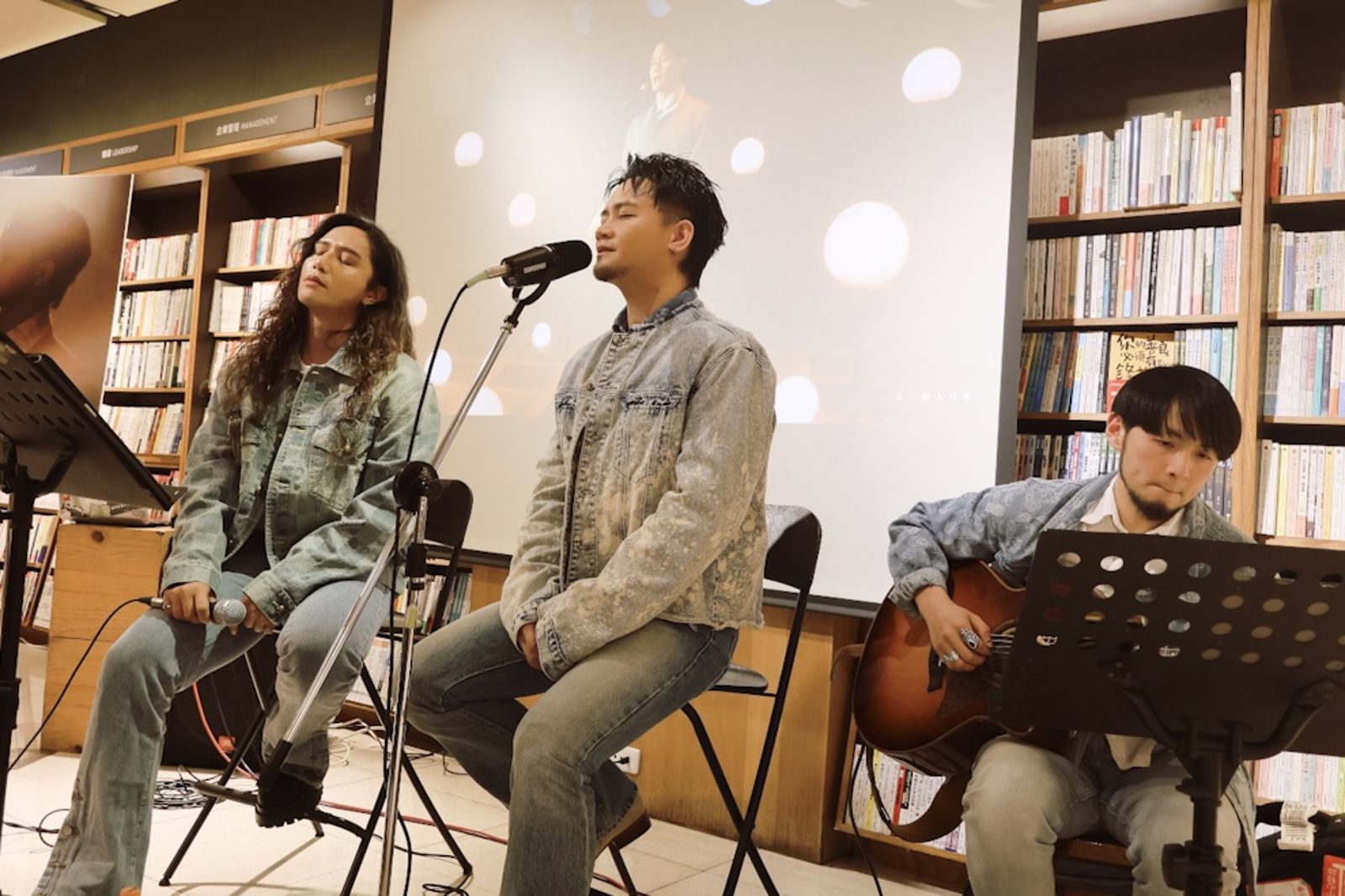 媽媽粉太狂了！男歌手唱一半「被送精品包」　大手筆舉動全場目睹