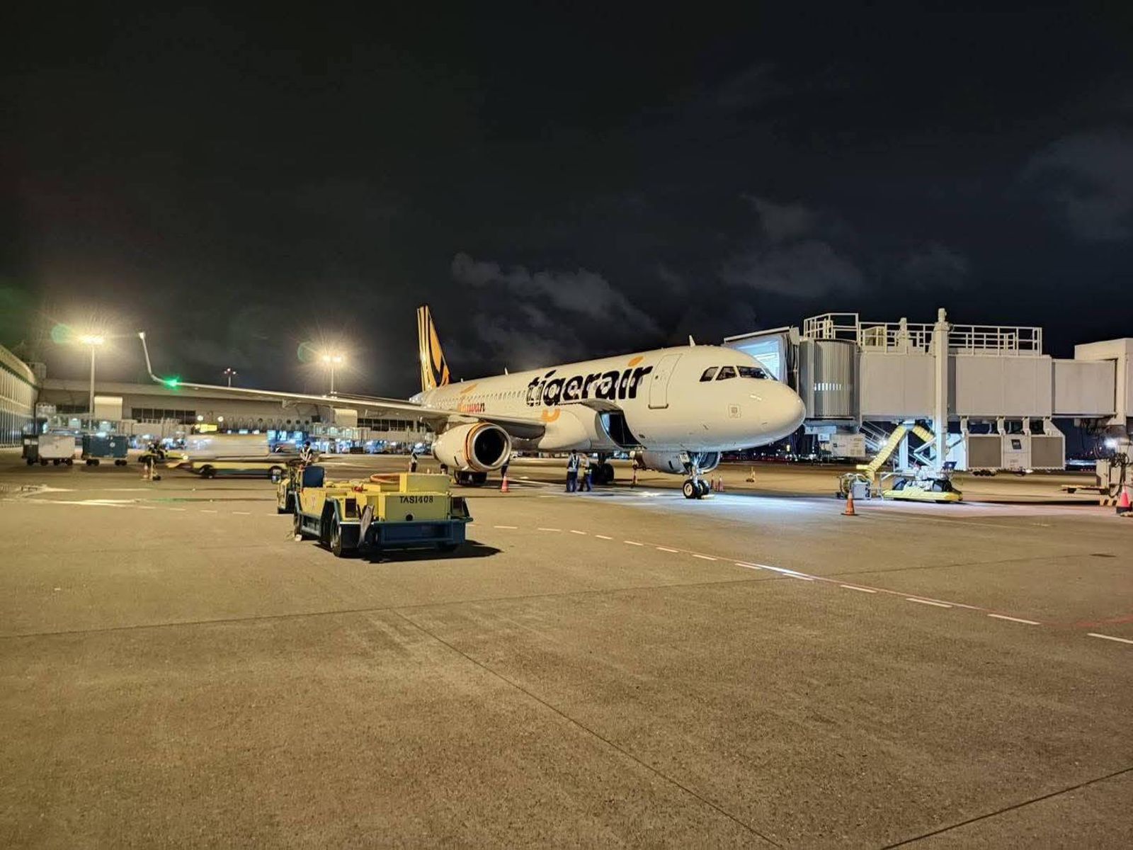 小港機場凌晨現怪客「扳開自動門」闖停機坪　男稱「找朋友」航警火速圍捕